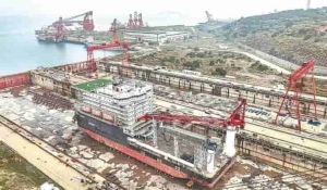 全球首例具备DP3动力定位功能的超大型海工生活驳船“国海安鸿”轮在泉州船厂坞修