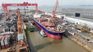 “海上粮仓”！又一10万吨级深远海大型智能养殖工船出坞