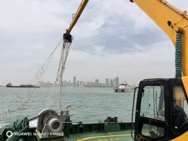 清理碍航网具获过往商船鸣笛致谢